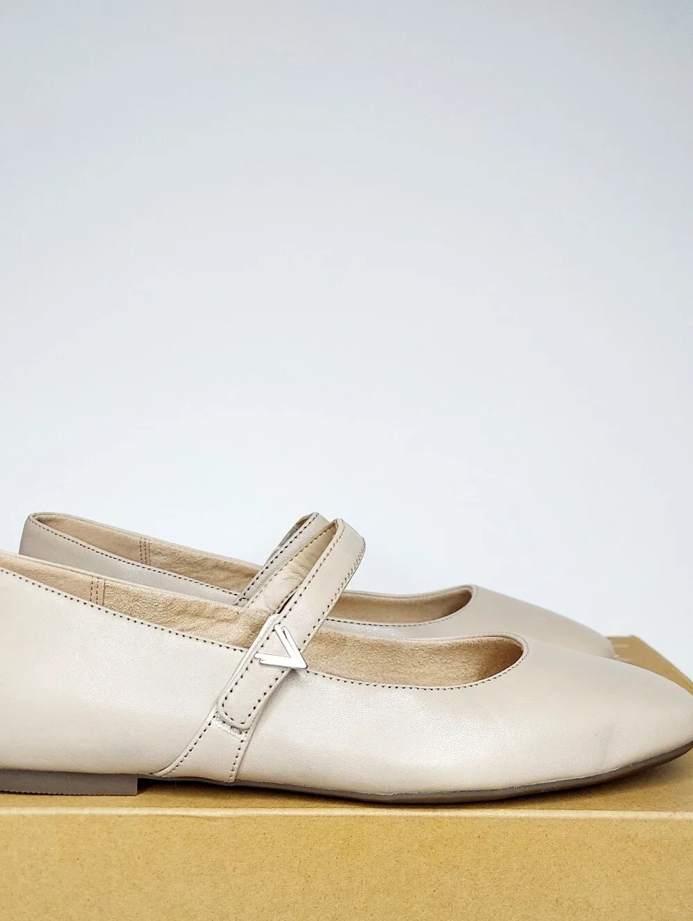 Vionic Alameda Beige Mary Jane Ballet Flats Womens Size 8.5W NWT Office Formal